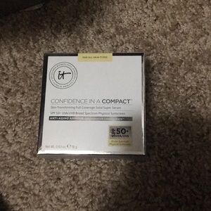 It Cosmetics Confidence in a compact.